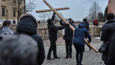 Droga krzyżowa w intencji uzależnionych. "Nie chodzi tylko o to, by nie pić"