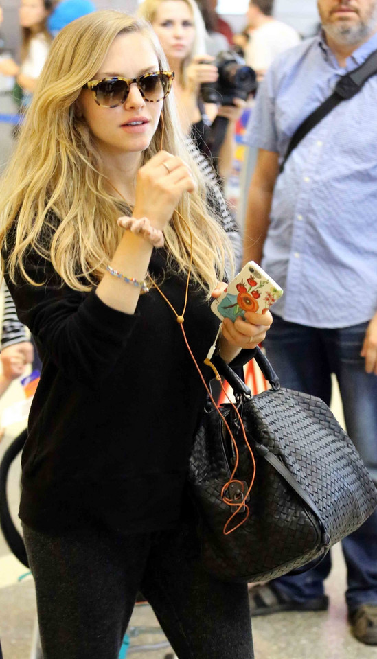 Amanda Seyfried w czerni na lotnisku w Wenecji