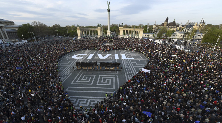 Április 12-én ezrek 
tiltakoztak a Hősök 
terén a tervezett 
törvény ellen/Fotó:MTI Balogh Zoltán