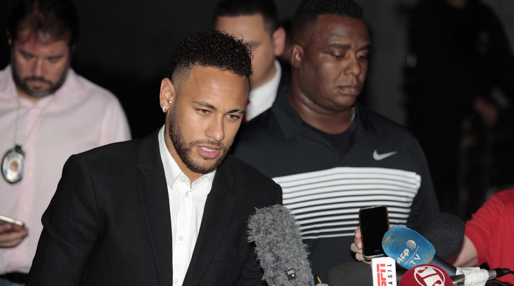 Neymar közvetlen közelről is megnézhette a reklámtáblát /Fotó: Northfoto