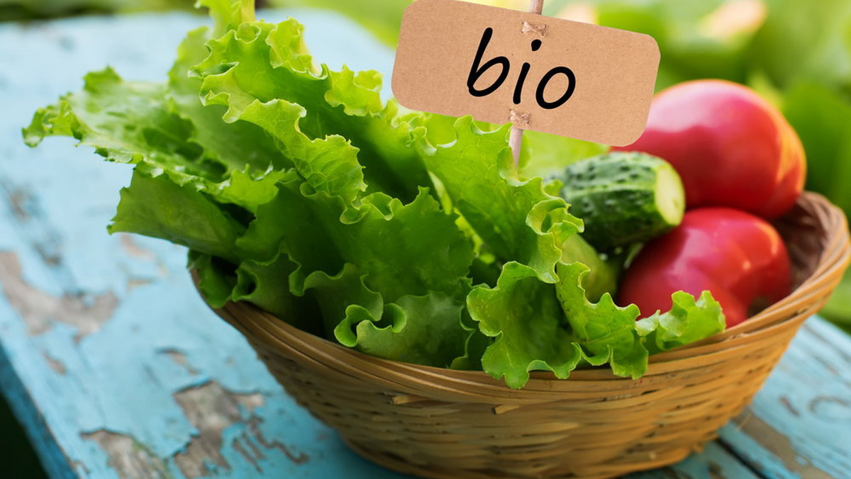 „Eko”, „bio” lub „organic”…  Żywność określana tymi słowami jest już powszechnie dostępna . Ale czy wiesz co to właściwie oznacza i czym różni się od konwencjonalnych produktów?