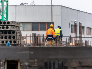 Czarne chmury zbierają się nad  sektorami produkcji, handlu, budownictwa i usług. Tutaj zwolnienia będą dotyczyły odpowiednio 34 proc., 27 proc., 25 proc. i 21 proc. firm