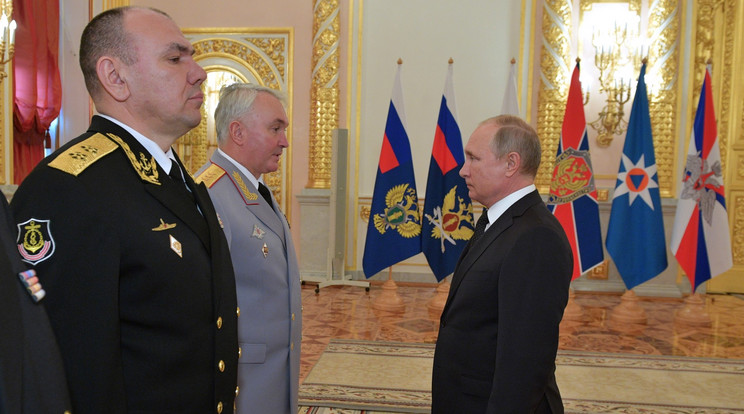 Alekszandr Moiszejevet (Putyintól balra) nevezték ki ügyvezetőként az orosz haditengerészet főparancsnoki posztjára / Fotó: Wikipédia