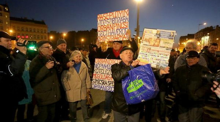 Tüntetés Putyin látogatása előtt egy nappal