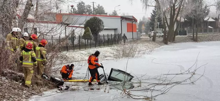 Wyłowili auto z zamarzniętego stawu. Właściciel zmieniał wersję wydarzeń