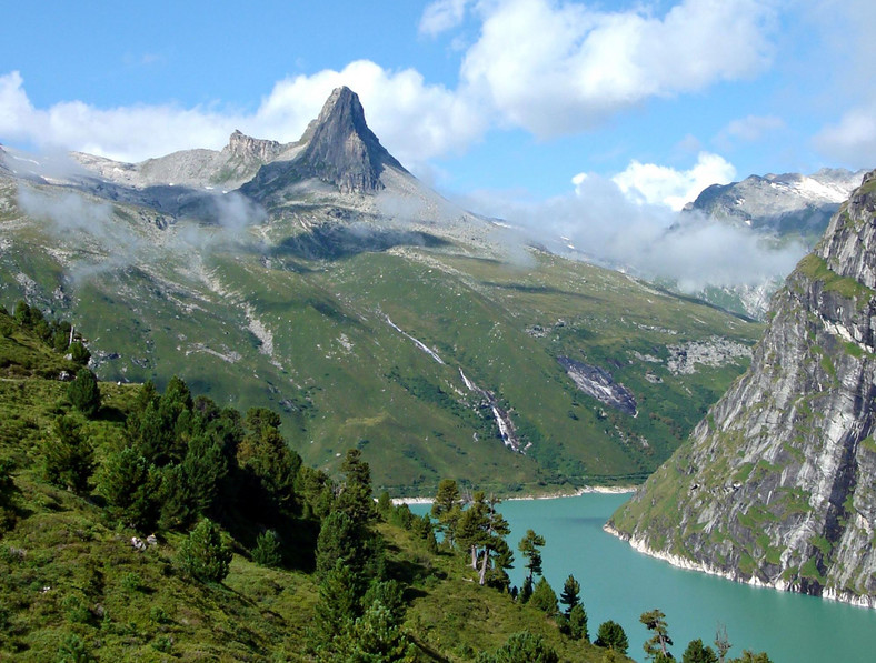 Tutystyka jest ważna gałęzia szwajcarskiej gospodarki. Na zdjęciu dolina koło Vals.