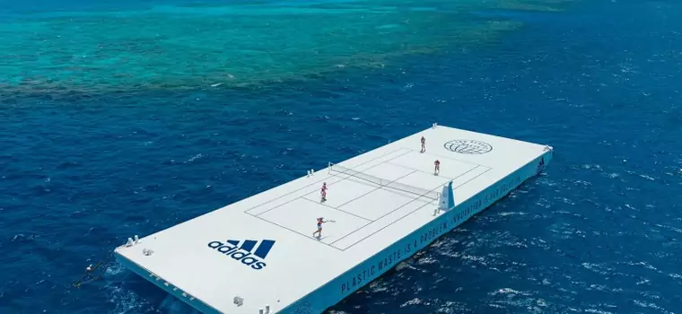 Adidas zbudował pływający kort tenisowy. Chodzi o zwiększenie świadomości dot. zanieczyszczenia oceanów