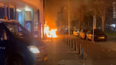 Starcie Erytrejczyków z policją w Hadze. W ruch poszły kamienie, podpalono radiowozy [WIDEO]