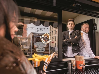 Łukasz Wilki Mateusz Szpak, założyciele sieci Frytki Belgijskie, zaczynali w 2013 r. od jednego food trucka