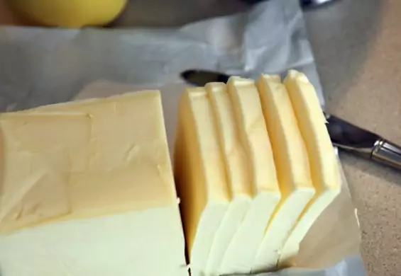 Koniec ze skrobaniem zmarzniętego masła. Dzięki temu trikowi ogrzejesz je w minutę