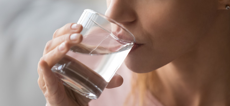 Czy picie wody tuż przed snem jest zdrowe? Odpowiedź nie jest oczywista