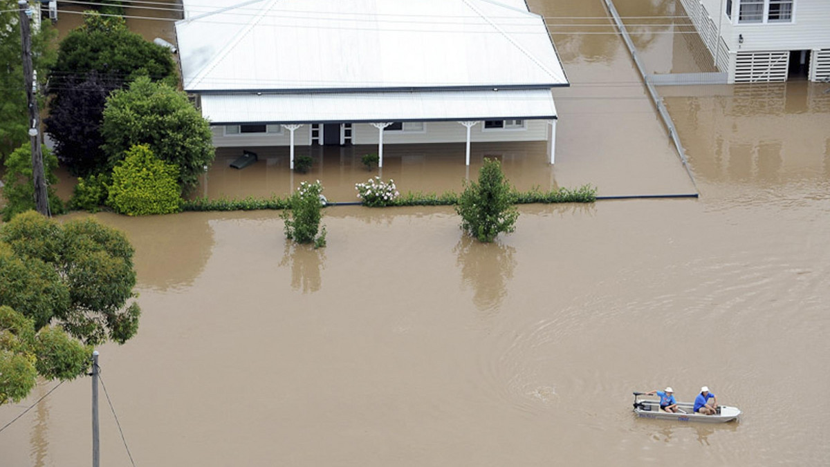 W stanie Queensland w północno-wschodniej części Australii ogłoszony został stan klęski żywiołowej w związku z powodzią, która nawiedziła te tereny. Kilka tysięcy ludzi zostało odciętych od świata, są oni ewakuowani za pomocą 18 helikopterów.