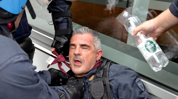 Sebesült olasz rendőr / Fotó: MTI