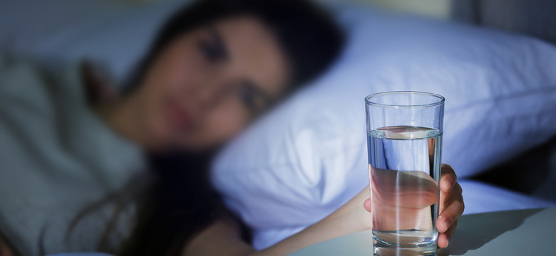 Nie zostawiaj na noc szklanki wody przy łóżku