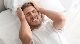 Budzisz się rano z bólem głowy? Oto możliwe przyczyny