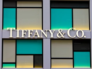 Propozycję przejęcia amerykańskiej jubilera padła w nieprzypadkowym momencie. Tiffany boryka się bowiem ze stagnacją sprzedaży, która wynika m.in. ze spowolnienia gospodarczego w Chinach. 