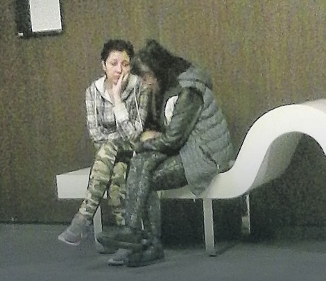 Marija Ferizović u hodniku suda sa majkom