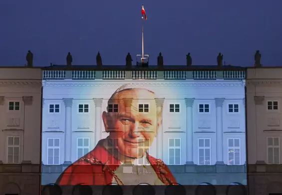 Na Pałacu Prezydenckim wyświetlono zdjęcie Jana Pawła II. "Nikt tak nie napluł ofiarom pedofilii w twarz"