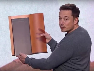 Elon Musk prezentuje Solar Roof - solarne dachówki