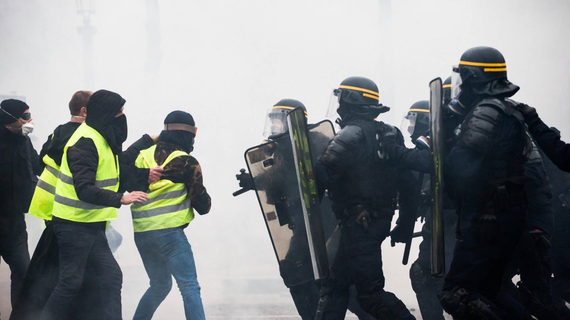 Trenutak kada je francuska policija usred protesta stala na stranu naroda