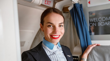 Dlaczego zawsze przy wejściu do samolotu wita cię stewardesa?