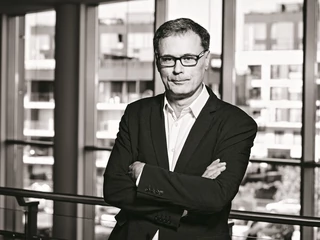 Paweł Wojciechowski jest głównym ekonomistą ZUS. Poprzednio pełnił funkcję ambasadora – stałego przedstawiciela Polski w OECD, klubie najbardziej uprzemysłowionych państw świata. Był też wiceministrem spraw zagranicznych w rządzie PO i ministrem finansów w poprzednim rządzie PiS. Wiele lat kierował PTE Allianz  