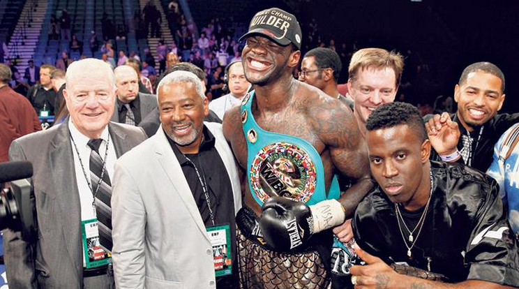 Deontay Wilder (középen) szívesen kiáll a brittel, ő egyszerre több övet szerezhetne így