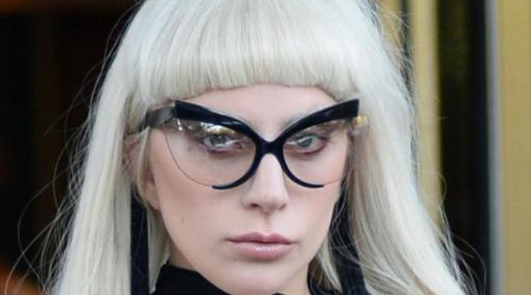 Ilyen unottan sétált egy szál mellényben Lady Gaga