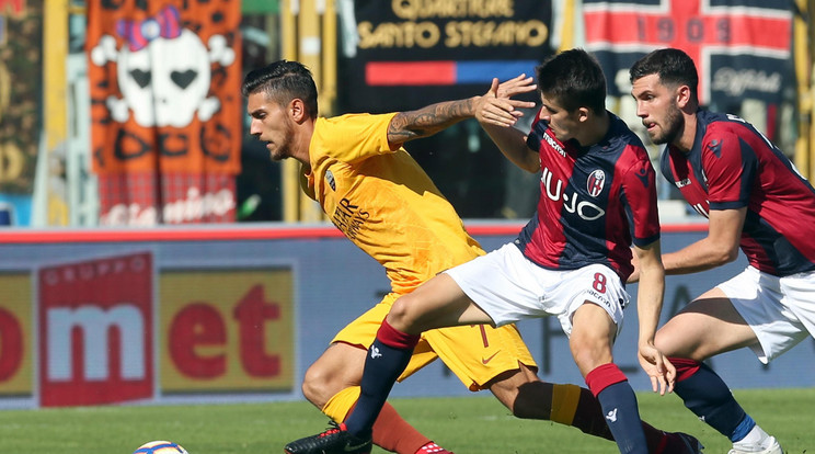 Nagy Ádám
(középen) remekül futballozott,
az ő teljesítménye is kellett a Bologna diadalához /Fotó: MTI/EPA - Giorgio Benvenuti