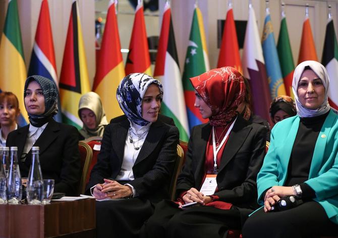 Ezra levo sa sestrom Sumejom Erdogan prošle godine na Ženskoj konferenciji održanoj u Istanbulu