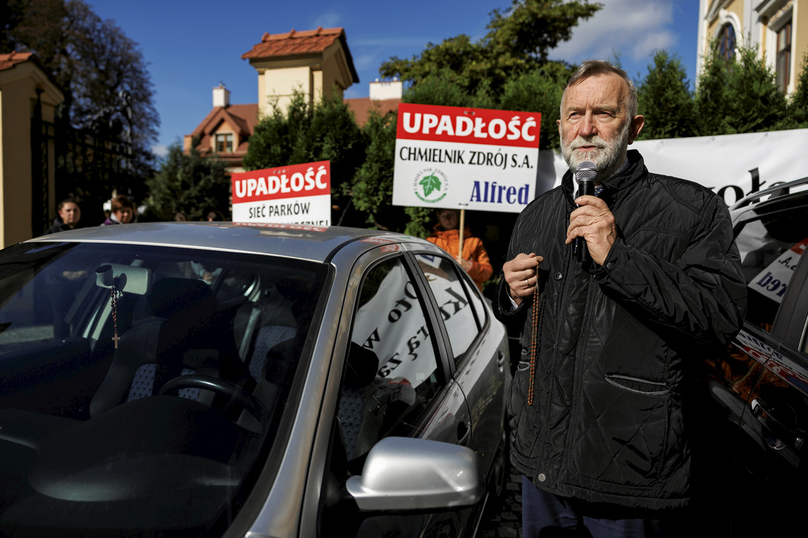 Kazimierz Jaworski podczas protestu przed przemyską kurią w październiku 2023 r.