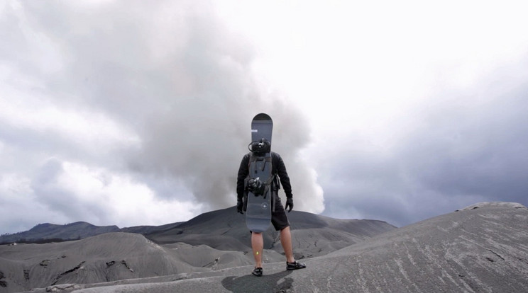 Aktív vulkánon snowboardozik a srác / Fotó: Profimedia-Reddot