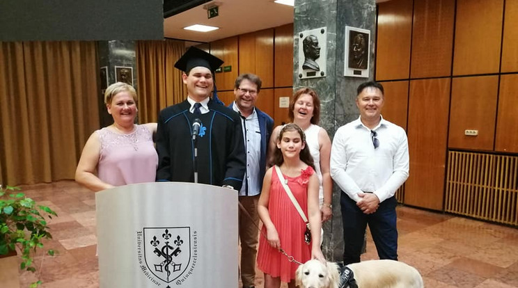 A kutyájának is megköszönte a diplomáját Kopa Marcell