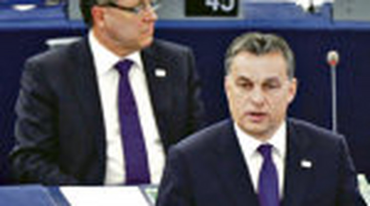 Lila dalra kelt Orbán