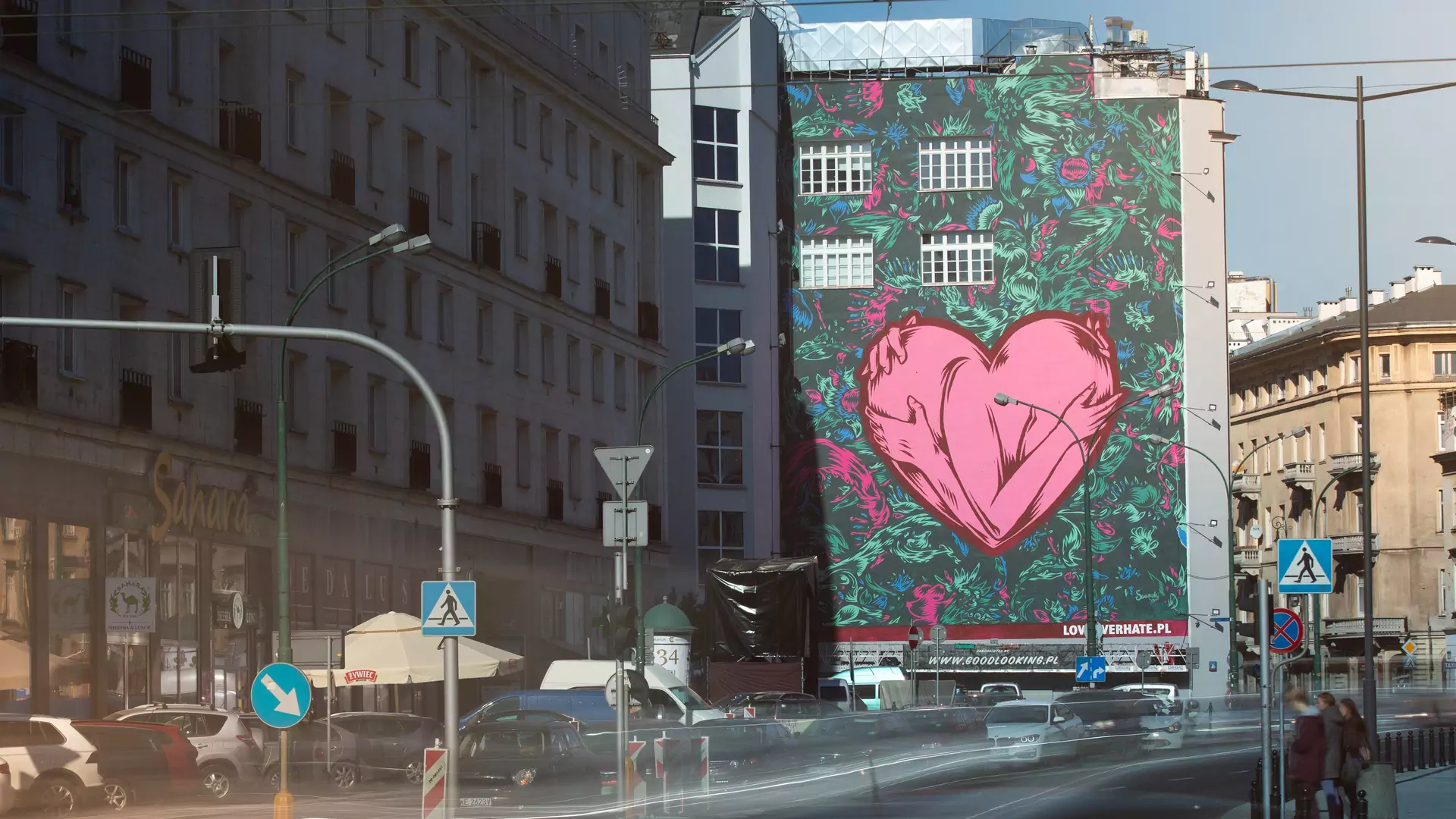 "Warto pokochać  najpierw siebie, bo wtedy łatwiej jest otworzyć się na innych" - rozmawiamy z autorem murala Love Over Hate