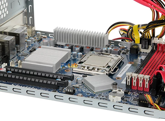 Zdemontowanie systemu chłodzenia CPU daje dostęp do standardowego gniazda LGA1366