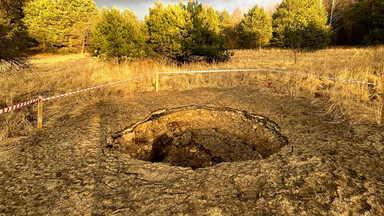 Ogromna dziura na osiedlu w Małopolsce. W tym miejscu ziemia zapadała się już wcześniej [ZDJĘCIA]