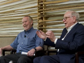 Chuck Feeney (po lewej) przekazał w ciągu ostatnich lat około 8 miliardów dolarów na cele charytatywne. Na zdjęciu z 2011 roku siedzi z innymi miliarderem Warrenem Buffettem, który o Feeneyu powiedział: "on jest wzorem dla nas wszystkich".