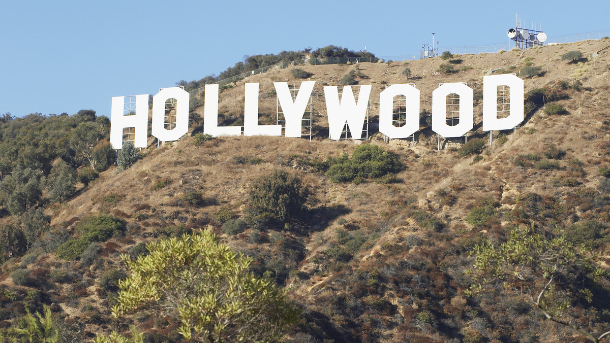 Sprawa ludzkich szczątków znalezionych na wzgórzach Los Angeles z legendarnym napisem "Hollywood" coraz bliżej rozwiązania. Dwóch nastoletnich braci nieopodal napisu, w jeziorze Oak odnalazło brakujący fragment szkieletu, ludzką czaszkę.