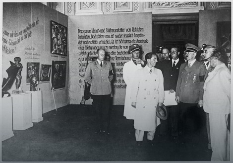 Hitler na izložbi izopačene umetnosti