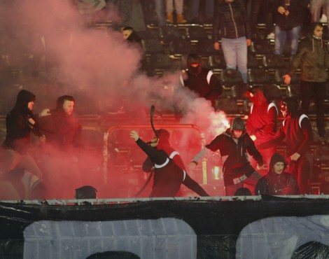 Izazivači incidenta - sa belim trakama oko ramena