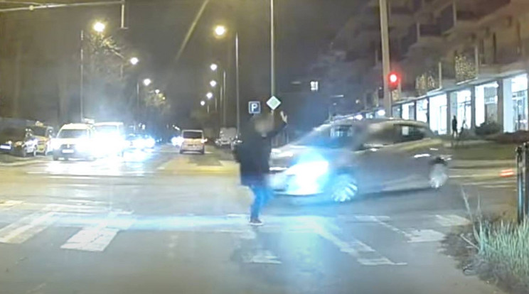 A lámpa még bőven zöld volt, amikor az autós majdnem elütötte /fotó: YouTube