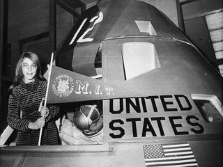 Margaret Hamilton przy symulatorze lotu na księżyc