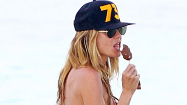 Heidi Klum zajada się lodem w bikini. Spójrzcie na to ciało!