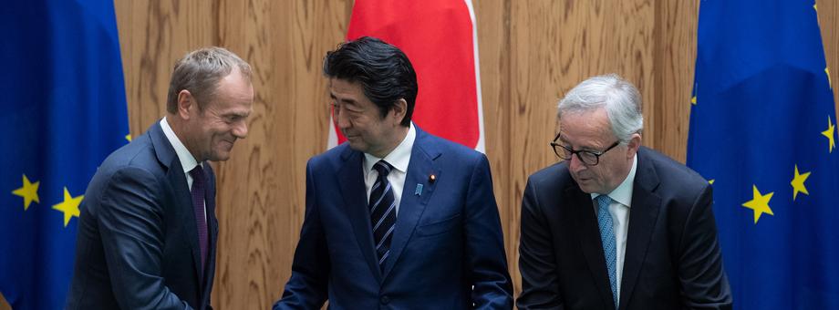  Donald Tusk, Shinzō Abe i Jean Claude Juncker po podpisaniu umowy. Tokio, 17 lipca 2018 r.