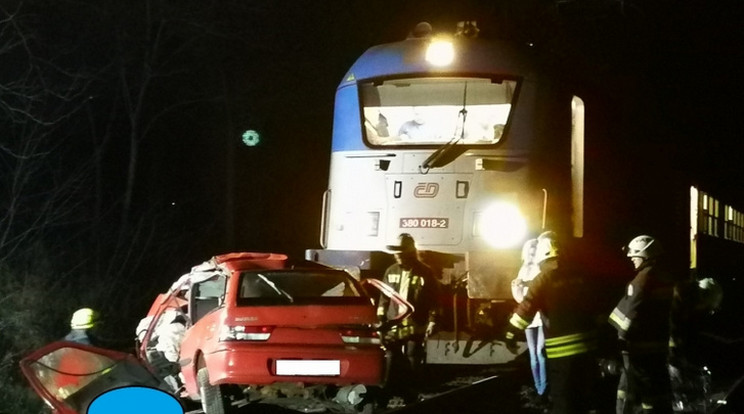 A vonat az orránál kapta el a kis személyautót. /Fotó: Police.hu