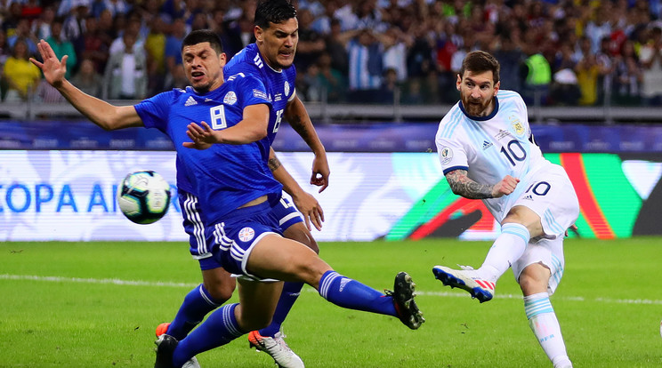 Messi (jobbra) és társai 1-1-et játszottak Paraguayjal /FOtó: Getty Images