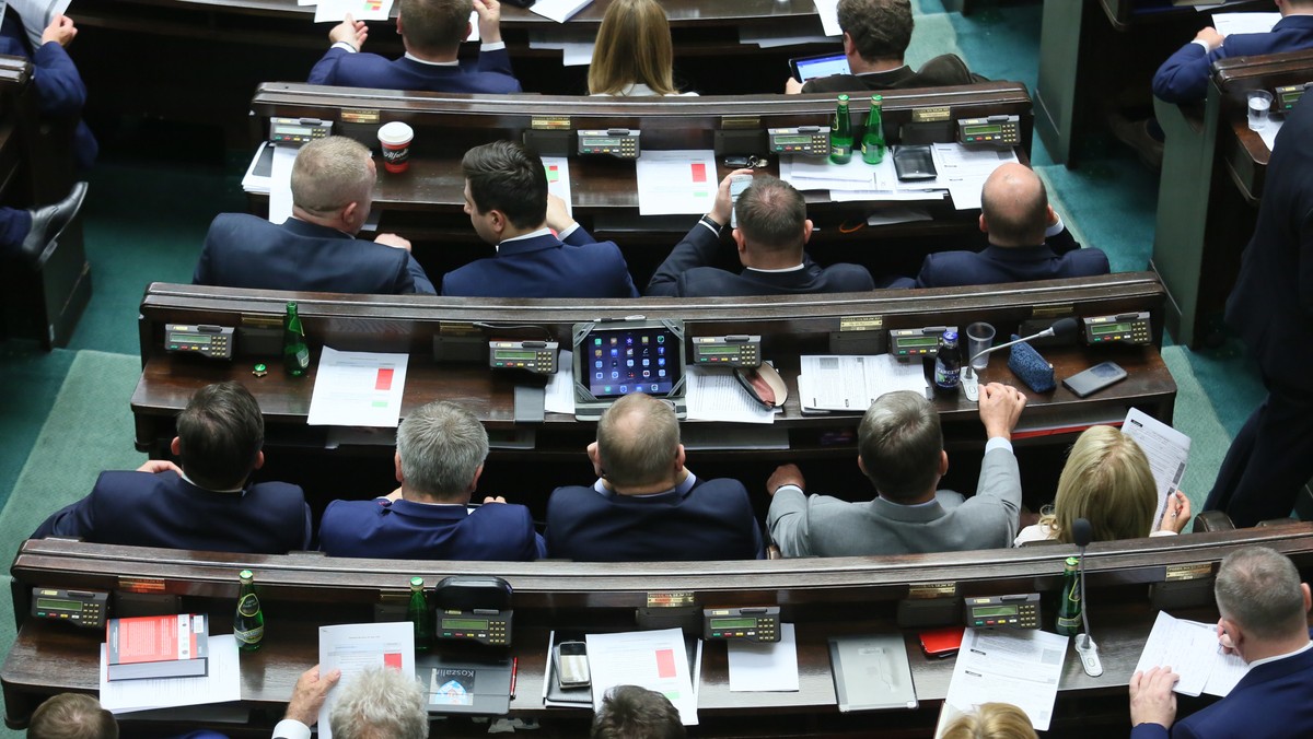 Sejm uchwalił przygotowaną przez rząd ustawę o sposobie ustalania najniższego wynagrodzenia pracowników medycznych. Przeciwni regulacji byli posłowie opozycji, którzy przypominali, że do Sejmu trafił projekt obywatelski w tej sprawie.