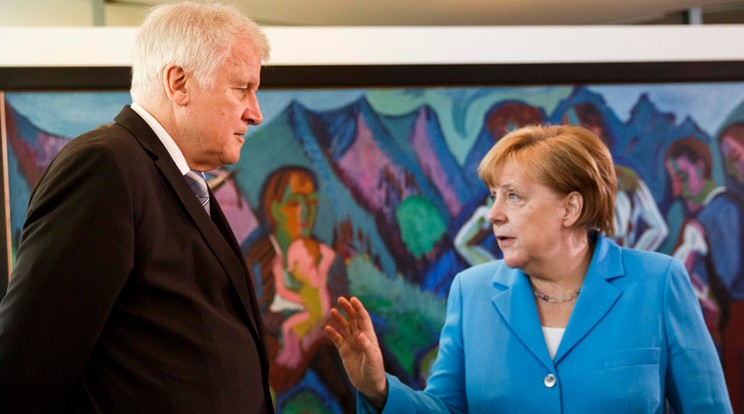 A menekültellenes német belügyminiszter, Horst Seehofer (balra) lemondásával próbálta sarokba szorítani Angela Merkelt /Fotó: Getty Images