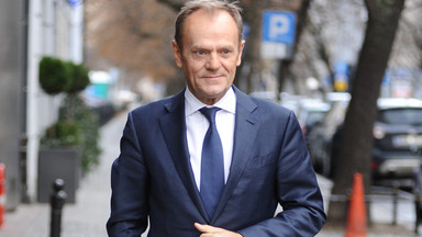 Donald Tusk z wnukami wybiera choinkę. "To będą trudne święta"